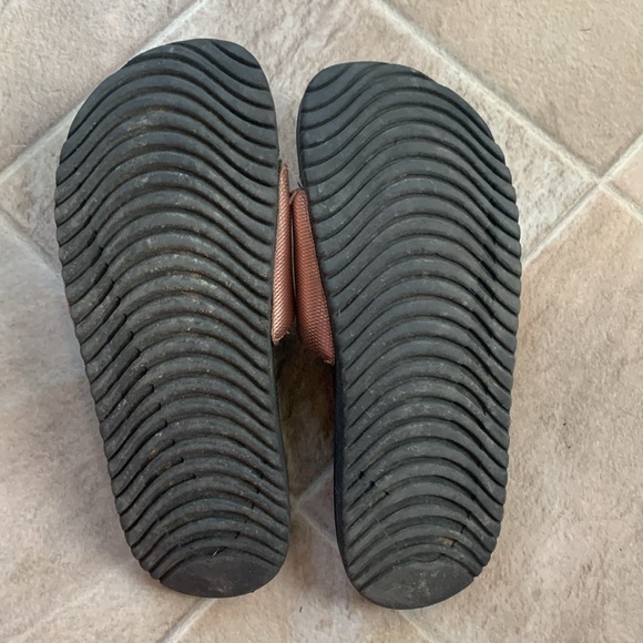 Nike Rose Gold Slides in Womens 8 - Picture 2 of 3